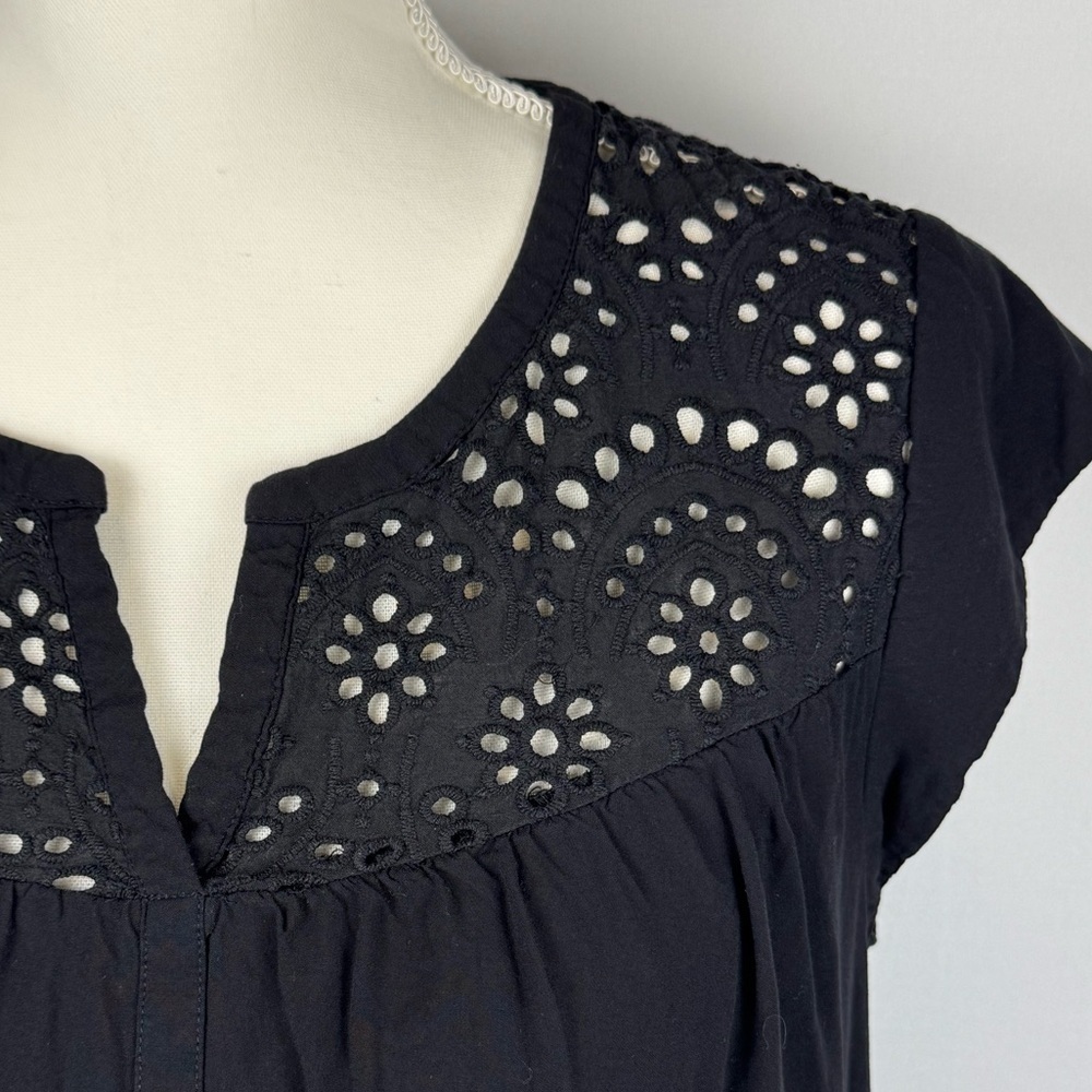NWOT Daniel Rainn Kiara Eyelet Blouse Short Sleeves Lightweight Black Medium - Picture 3 of 8